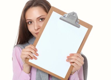 Boş bir pano sayfası gösteren bir kadın