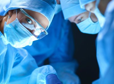 Ekip cerrahı hastanede ameliyat yapıyor.