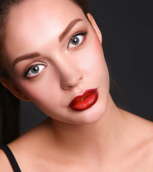 Крупный план портрет красивой молодой женщины лицо