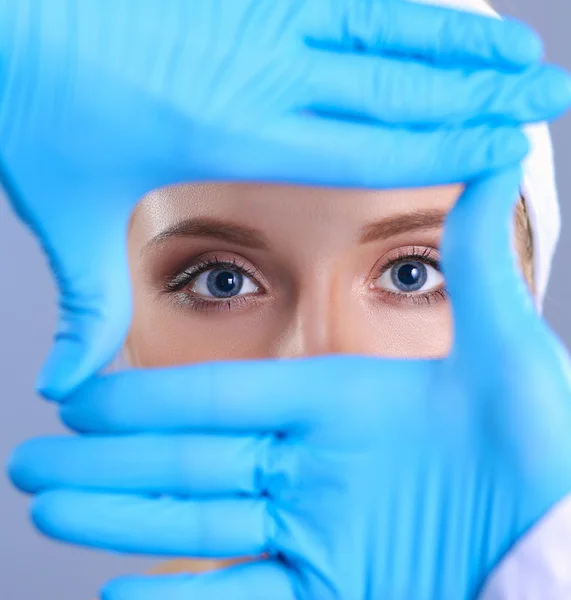 Les mains d'un chirurgien touchant un visage féminin — Photo