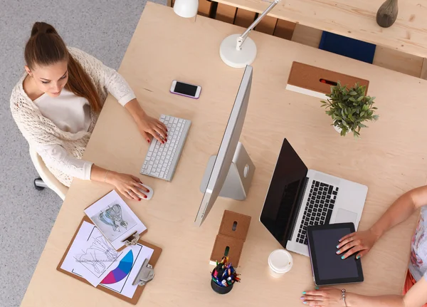 Diseñadores de moda trabajando en estudio — Foto de Stock