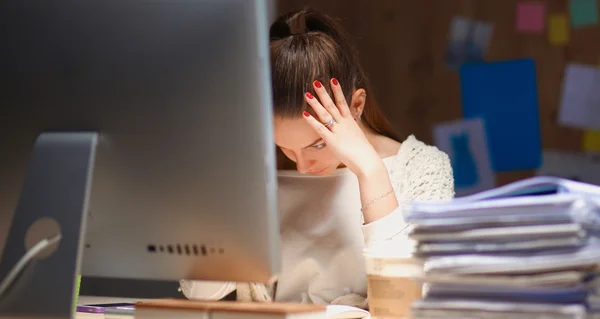 Jovem e bela empresária cansada do trabalho no escritório — Fotografia de Stock