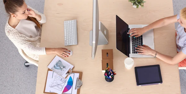 Diseñadores de moda trabajando en estudio — Foto de Stock