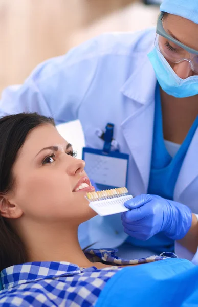 Mujer dentista trabajando en los dientes de sus pacientes — Foto de Stock