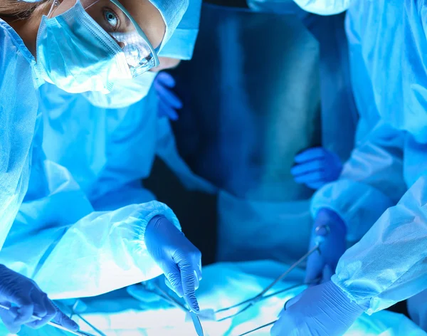 Cirurgião de equipa a trabalhar na operação no hospital — Fotografia de Stock