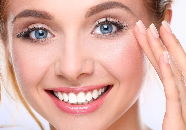 Jonge vrouw aanraken haar gezicht geïsoleerd op witte achtergrond — Stockfoto