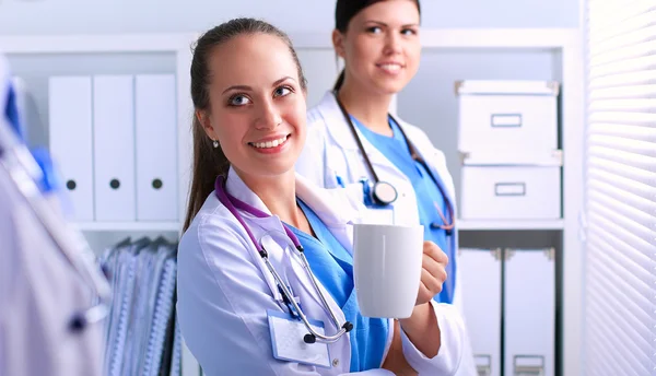 Jeune équipe ou groupe de médecins debout à l'hôpital — Photo