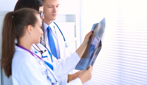 Jonge groep artsen die röntgenfoto 's bekijken — Stockfoto