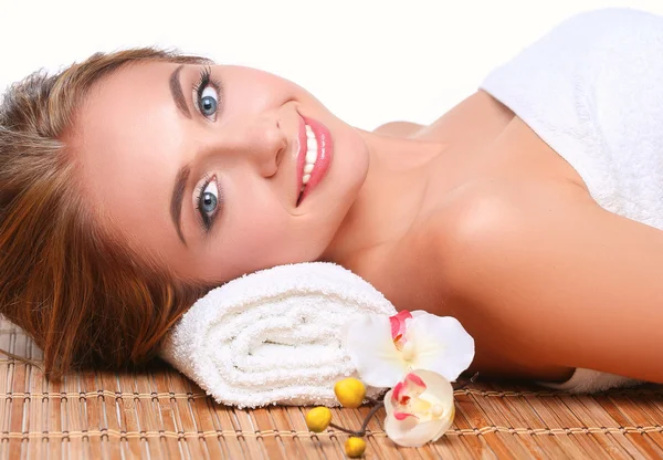 Gros plan d'une jolie jeune femme recevant un massage — Photo
