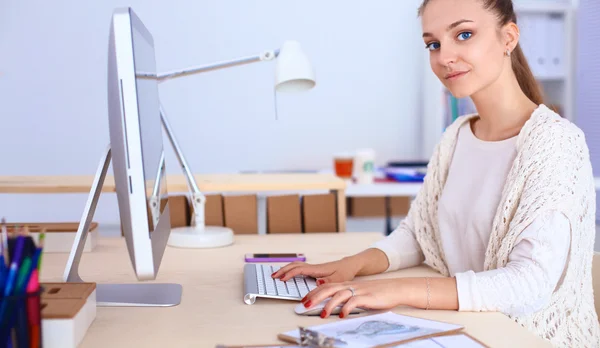 Mujer joven trabajando en la oficina, sentada en el escritorio — Foto de Stock