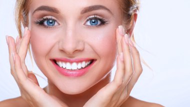 genç bir kadın yüzü beyaz zemin üzerine izole dokunmadan