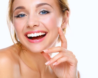 genç bir kadın yüzü beyaz zemin üzerine izole dokunmadan