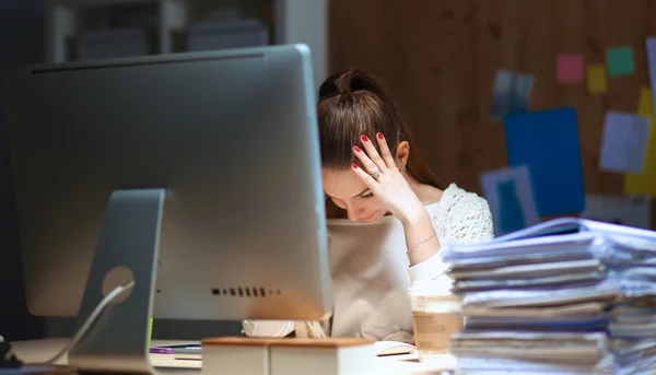 Ung och vacker affärskvinna trött från jobbet på kontoret — Stockfoto