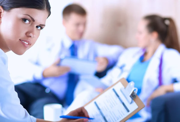 Equipo médico feliz discutiendo y trabajando juntos —  Fotos de Stock