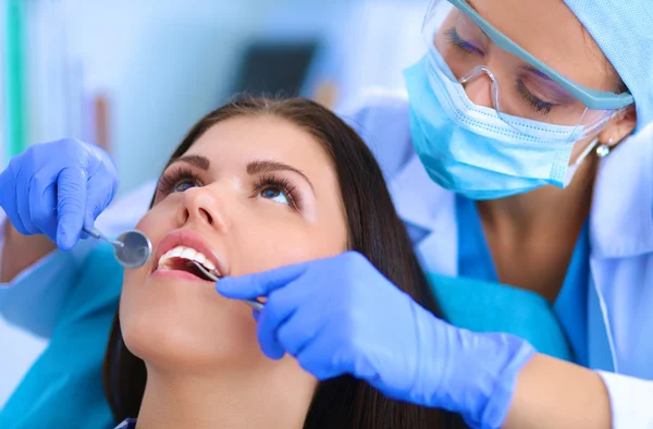 Mujer dentista trabajando en los dientes de sus pacientes — Foto de Stock