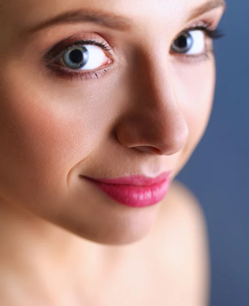 Une belle femme, portrait isolé sur fond bleu — Photo