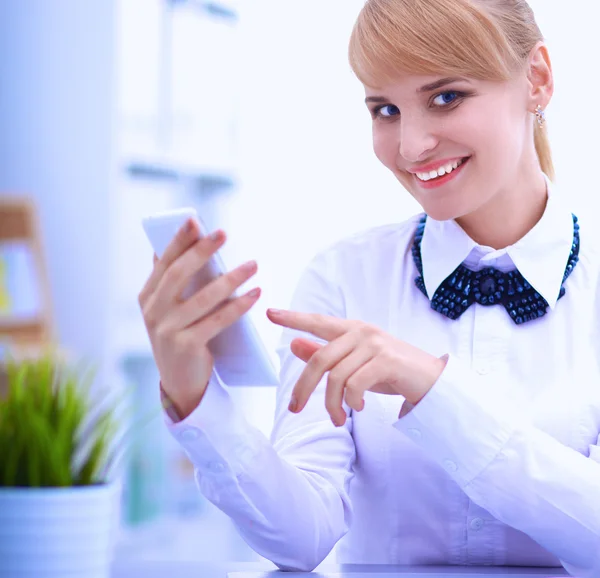 Frau im Büro mit Handy — Stockfoto