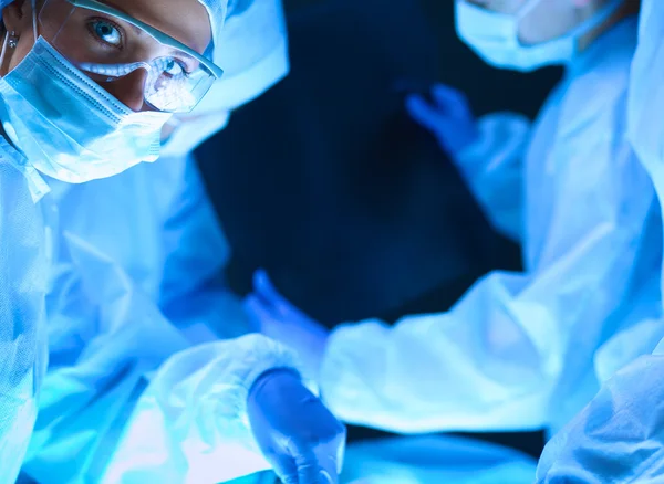 Teamchirurg aan het werk bij operaties in het ziekenhuis — Stockfoto