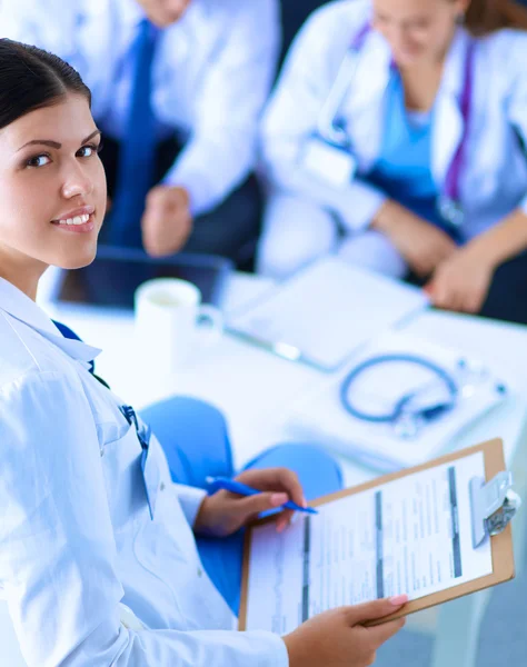 Team medico felice discutere e lavorare insieme — Foto Stock