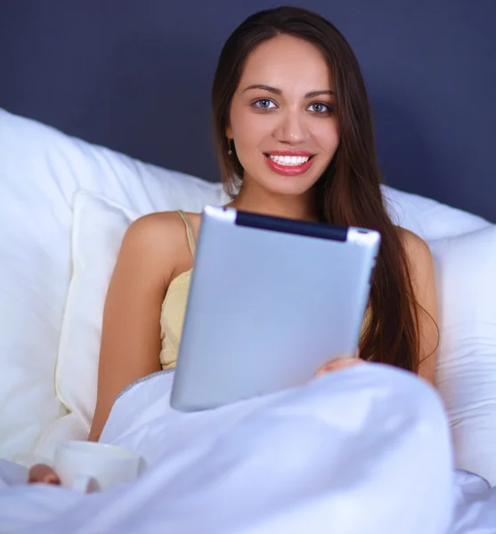 Vrouwen gebruiken een tablet pc op het bed — Stockfoto