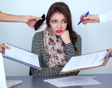 dizüstü bilgisayar ile yorgun genç iş kadını portresi