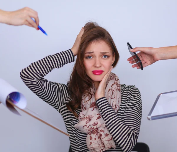 Retrato de mulher de negócios jovem cansado com computador portátil — Fotografia de Stock