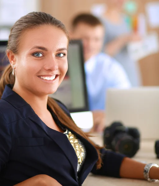 Jonge vrouw werkt in het kantoor, zit aan het bureau — Stockfoto