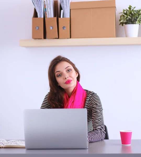 Jonge mooie zakenvrouw met notebook in het kantoor — Stockfoto