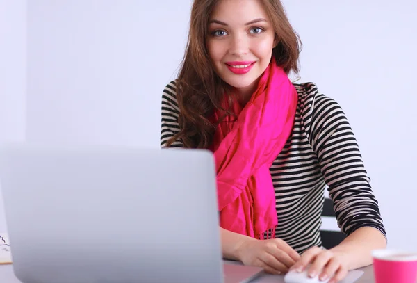 Porträtt av leende affärskvinna med kaffe kopp framför laptop — Stockfoto