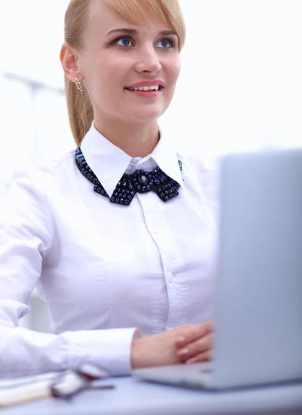 Portret van een zakenvrouw aan een bureau met een laptop — Stockfoto