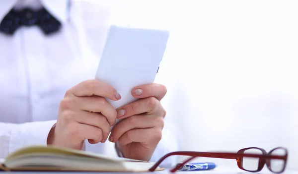 Kvinnan i kontor med mobiltelefon — Stockfoto