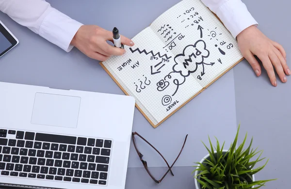 Porträt einer Geschäftsfrau am Schreibtisch mit Laptop — Stockfoto