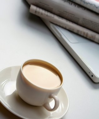 kahve laptop ve Gazeteler