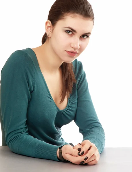 Femme souriante assise au bureau, isolée sur fond blanc — Photo