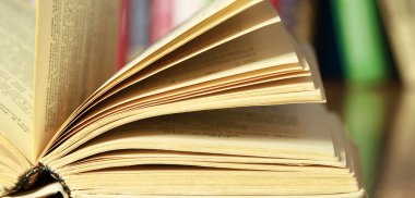 kitap kitap karşı masanın üstüne