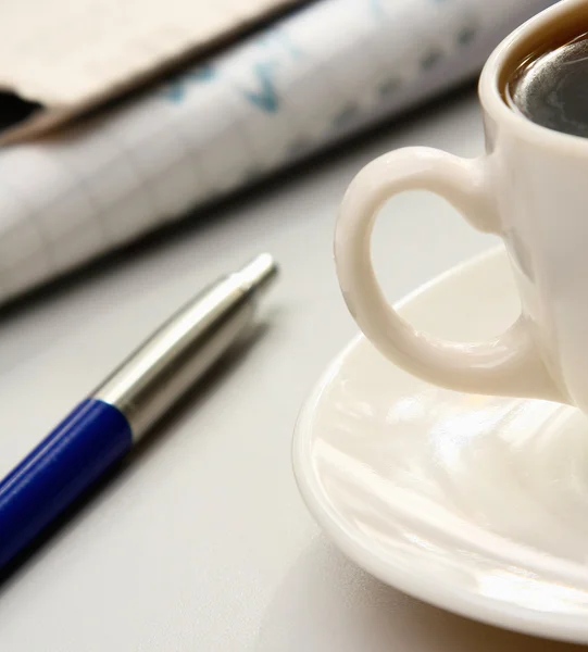 Šálek kávy u notebooku a noviny — Stock fotografie