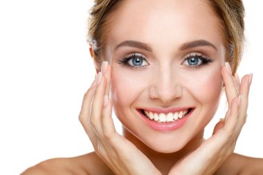 genç bir kadın yüzü beyaz zemin üzerine izole dokunmadan