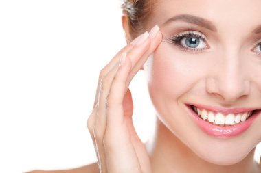 genç bir kadın yüzü beyaz zemin üzerine izole dokunmadan