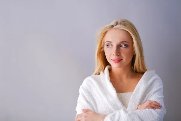 Femme souriante en peignoir blanc — Photo