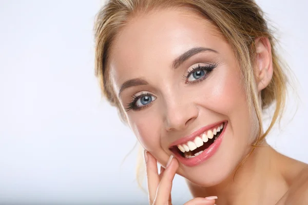 Portret van een mooie vrouw op een witte achtergrond — Stockfoto