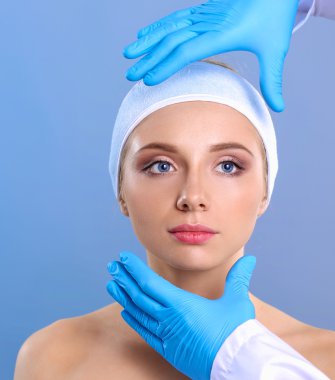 Bir kadın yüzü çok dokunaklı bir cerrah elleri