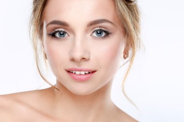 Beyaz arka planda güzel bir kadının portresi