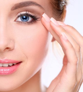 genç bir kadın yüzü beyaz zemin üzerine izole dokunmadan