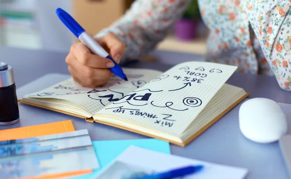 Mujer joven escribe a diario en una mesa blanca — Foto de Stock