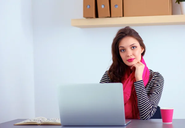 Portret van een Glimlachende zakenvrouw met koffie cup voor laptop — Stockfoto