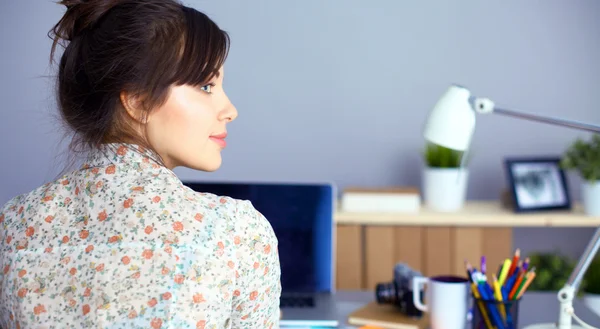 Retrato de una mujer de negocios sentada en el escritorio — Foto de Stock