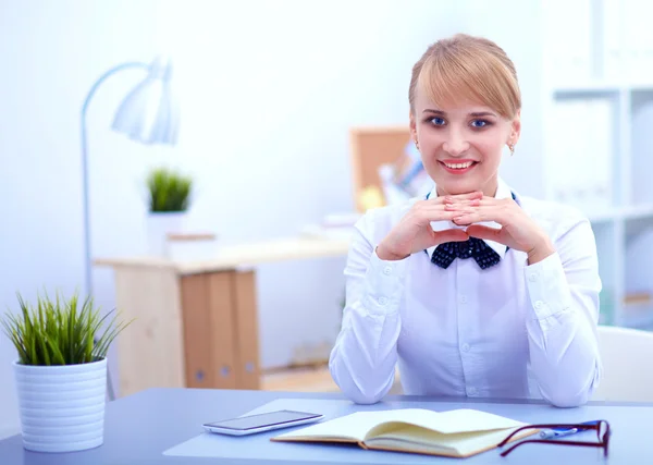 Porträt einer Geschäftsfrau am Schreibtisch — Stockfoto