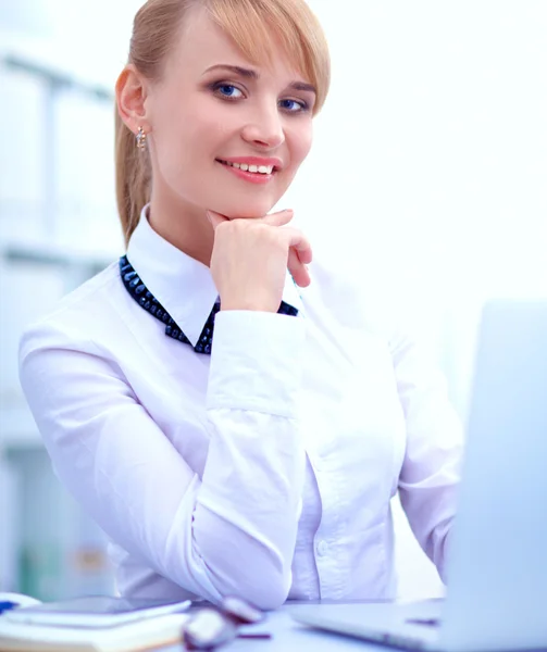 Retrato de una mujer de negocios sentada en el escritorio — Foto de Stock