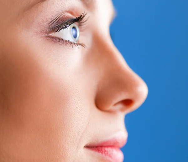 Une belle femme, portrait isolé sur fond bleu — Photo