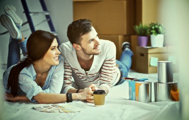 Yeni renk örneği ev ahşap yerde yatarken boya renk seçim Couole